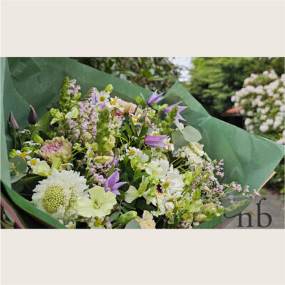 Håndbundet buket leveret i 3520 Farum med sæsonens friskeste blomster, bundet af lokale florister.