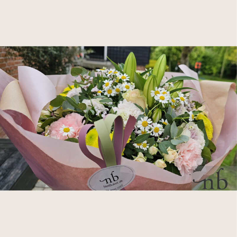 Håndbundet buket leveret i 2500 Valby som del af Blomster udbringning Valby, med personlig hilsen og bæredygtig emballage.