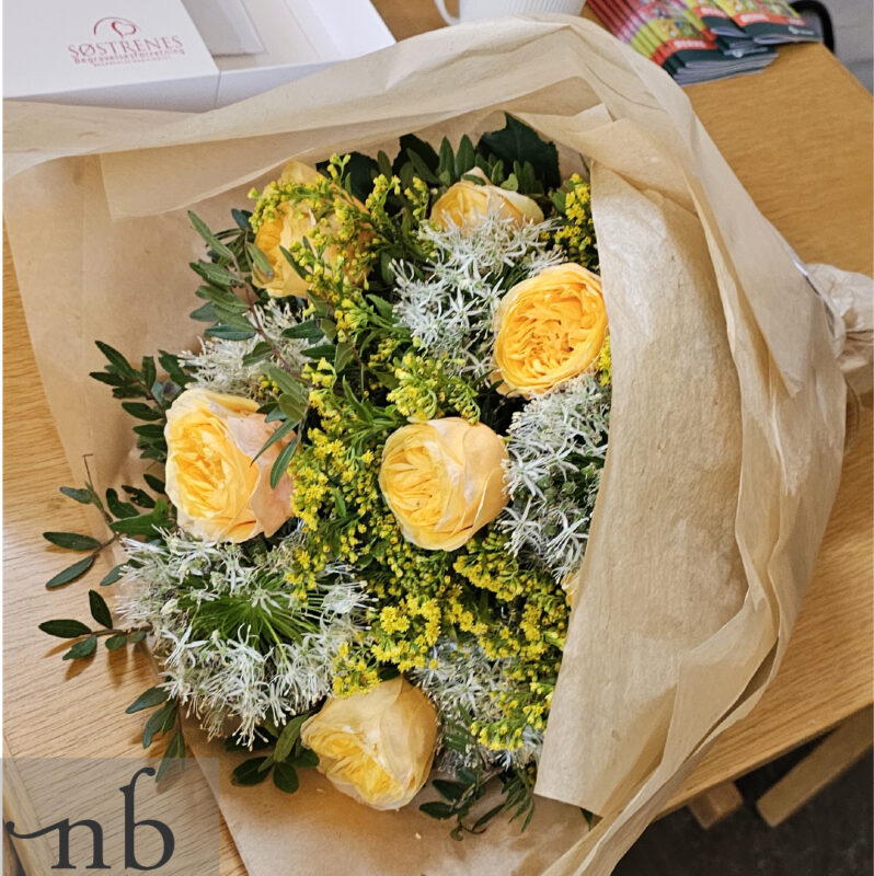 Håndbundet buket med sæsonens blomster fra lokal blomsterhandler i Farum (3520), leveret med omhu og bæredygtig indpakning.