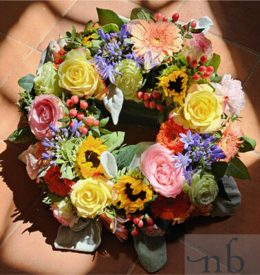 Farverig buket med friske blomster i lyserøde og hvide nuancer, klar til levering i Valby