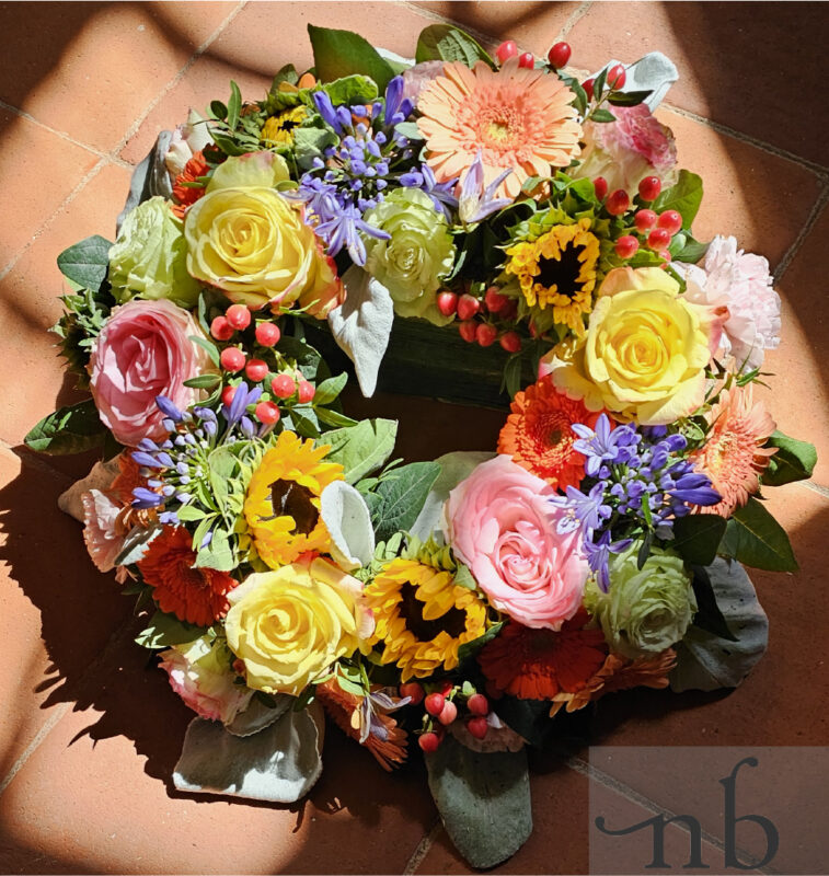 Farverig buket med friske blomster i lyserøde og hvide nuancer, klar til levering i Valby