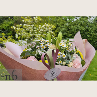 Farverig håndbundet buket klar til online levering i Farum 3520 med sæsonens blomster og bæredygtig emballage.