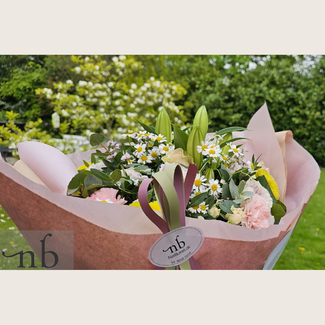 Farverig håndbundet buket klar til online levering i Farum 3520 med sæsonens blomster og bæredygtig emballage.