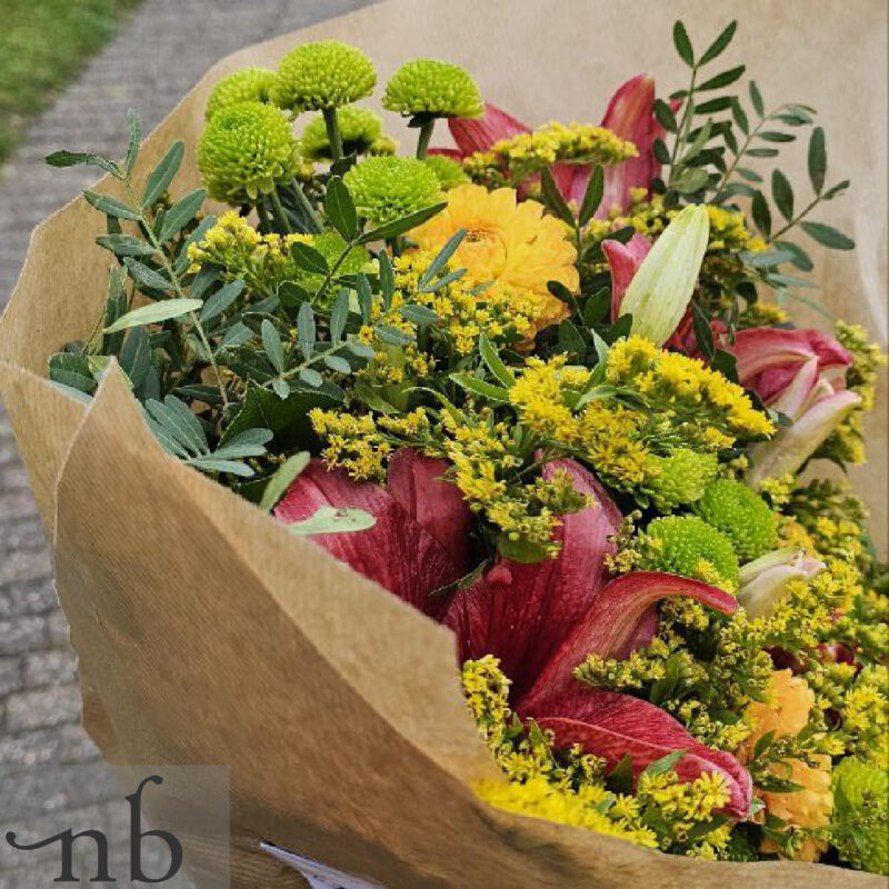 Håndbundet buket leveret som online blomster Hvidovre i postnummer 2650, bundet af lokale florister.