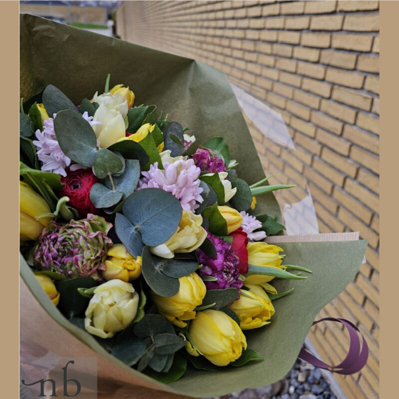 Håndbundet buket bestilt online og leveret i Valby, pakket med omhu og farverige blomster til enhver lejlighed.