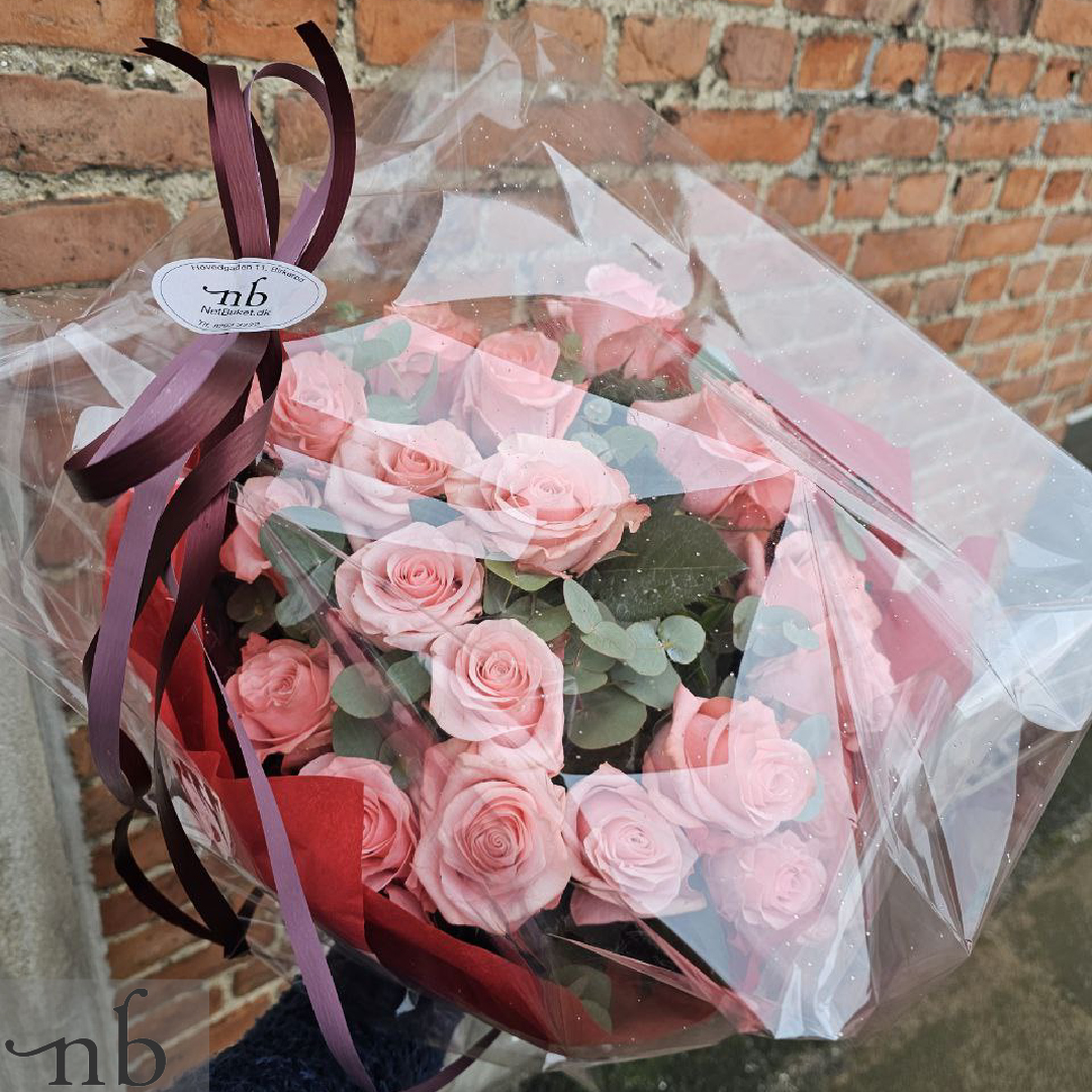 Håndbundet buket med friske blomster klar til online bestilling og levering i Charlottenlund 2920.