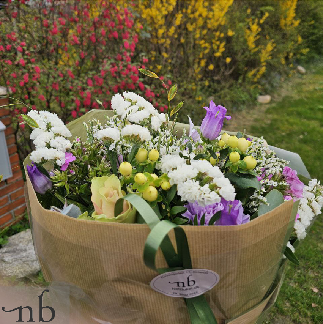 Frisk buket med lokale blomster leveret i Hørsholm af NetBuket florister.