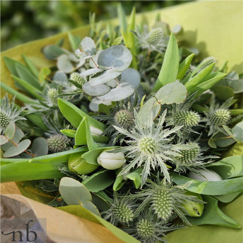 Farverig håndbundet buket med sæsonens blomster, klar til online levering i Charlottenlund 2920.