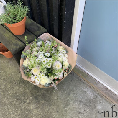 Buket bestilt som Online blomster Hørsholm leveret af NetBuket på valgt dato med mulighed for personlig hilsen på kort.