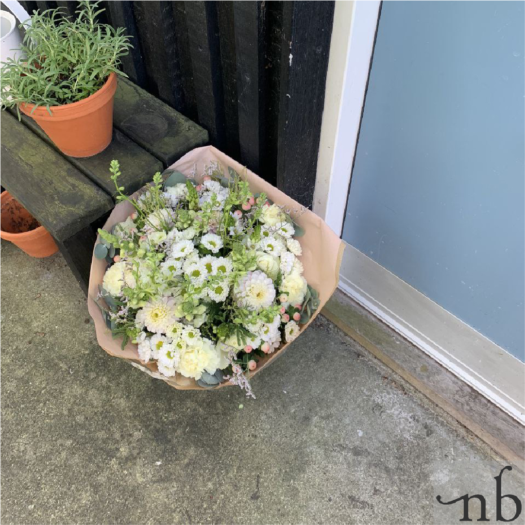 Buket bestilt som Online blomster Hørsholm leveret af NetBuket på valgt dato med mulighed for personlig hilsen på kort.