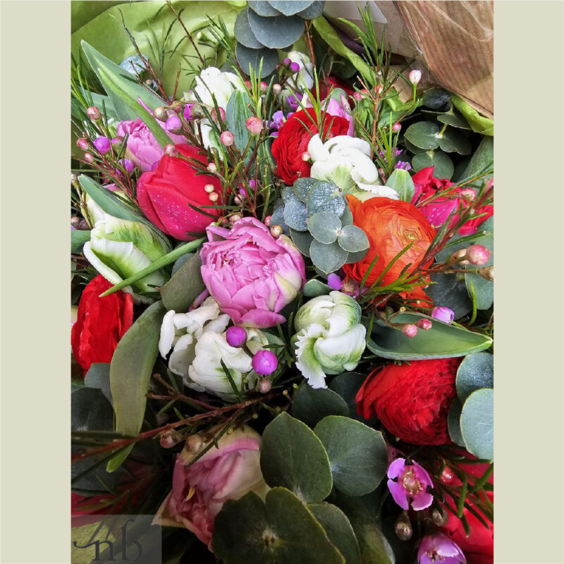 Håndbundet buket i harmoniske farver leveret sikkert i Helsingør