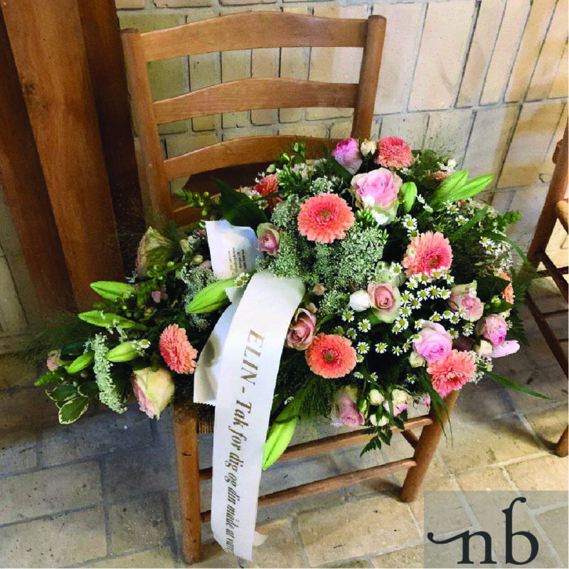 Håndbundet buket i nordiske farver på bord i Holte, naturligt lys