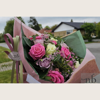 Blomster udbringning Holte fra NetBuket med friske buketter leveret til døren.