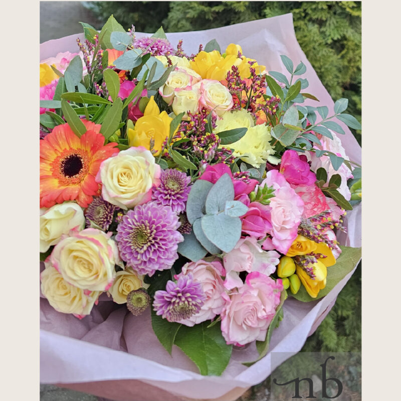 Håndbundet buket i moderne stil leveret af blomsterhandler i Helsingør