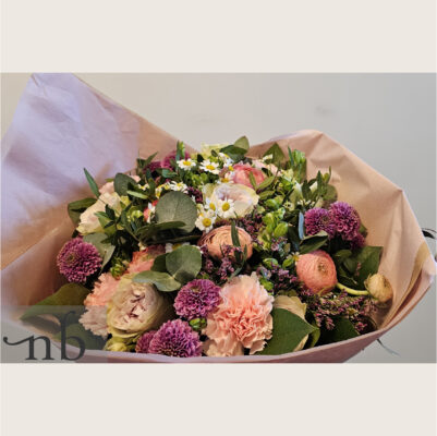 Friske buketter fra blomsterhandler Holte hos NetBuket leveret til døren.