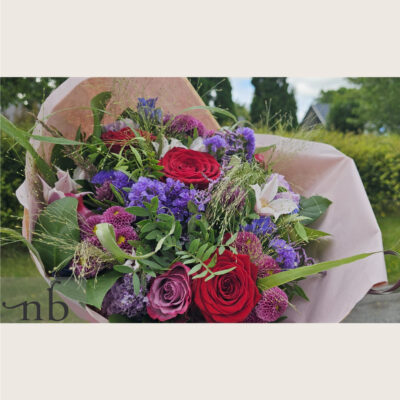 Buket med friske blomster leveret af blomsterhandler i Roskilde