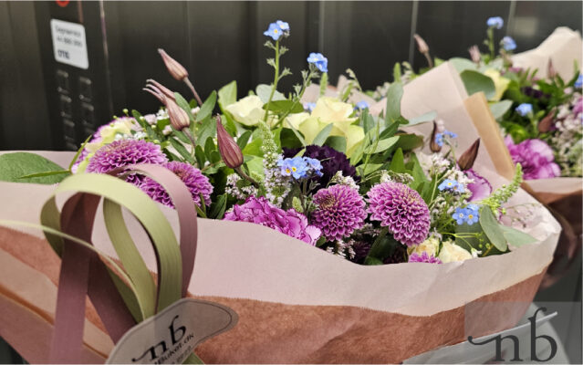 Farverig buket med friske blomster leveret i Roskilde