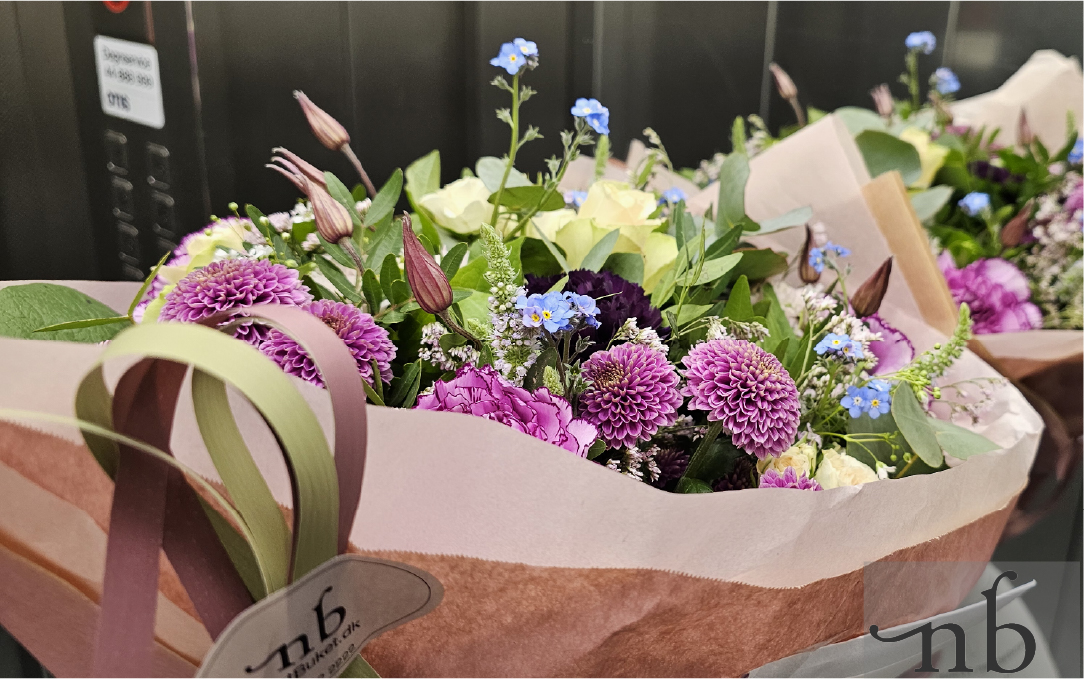 Farverig buket med friske blomster leveret i Roskilde