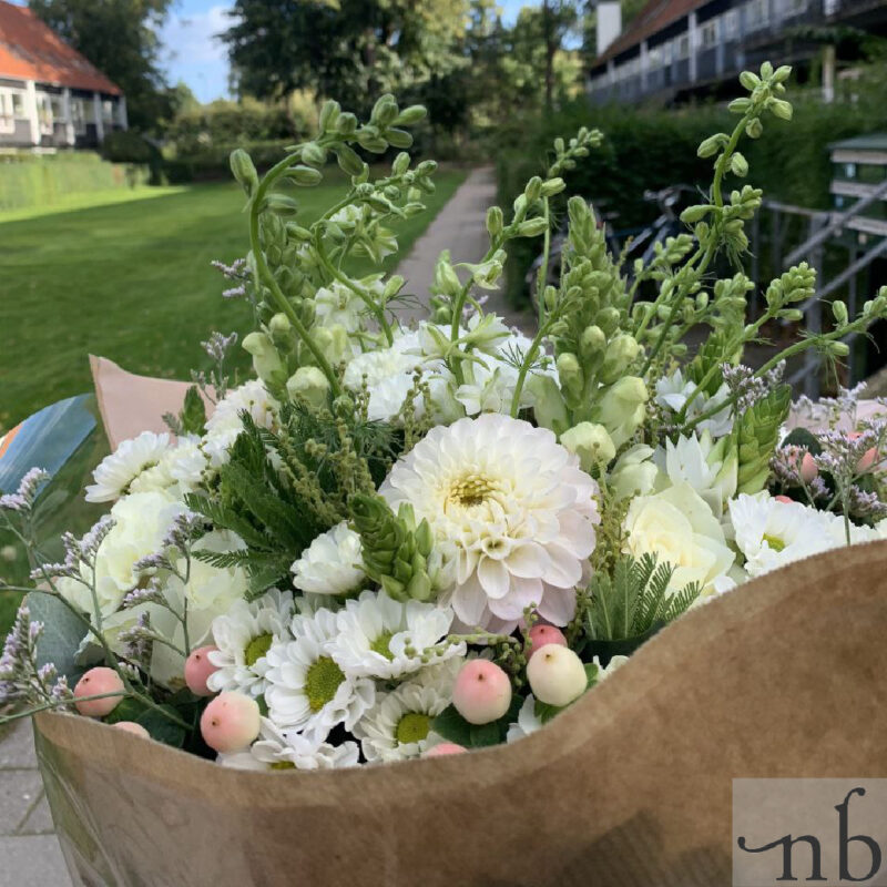 Friske blomster i harmoniske farver leveret sikkert i Roskilde