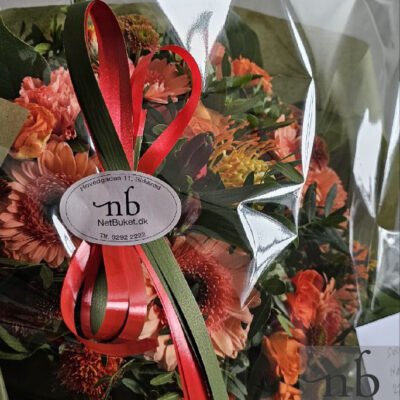 Halloween-buket i orange og lilla med sort bånd, pakket nænsomt og leveret planlagt og sikkert