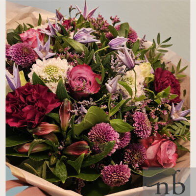 Håndbundet buket i moderne stil leveret planlagt i Hillerød