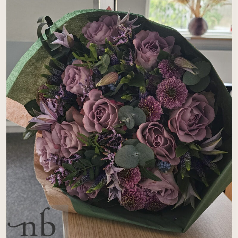 Håndbundet buket i moderne stil leveret planlagt i Hillerød