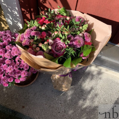Håndbundet buket fra lokal blomsterbutik leveret planlagt i Hillerød