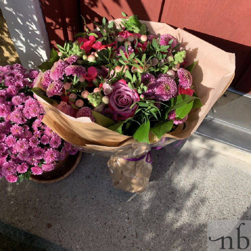 Håndbundet buket fra lokal blomsterbutik leveret planlagt i Hillerød