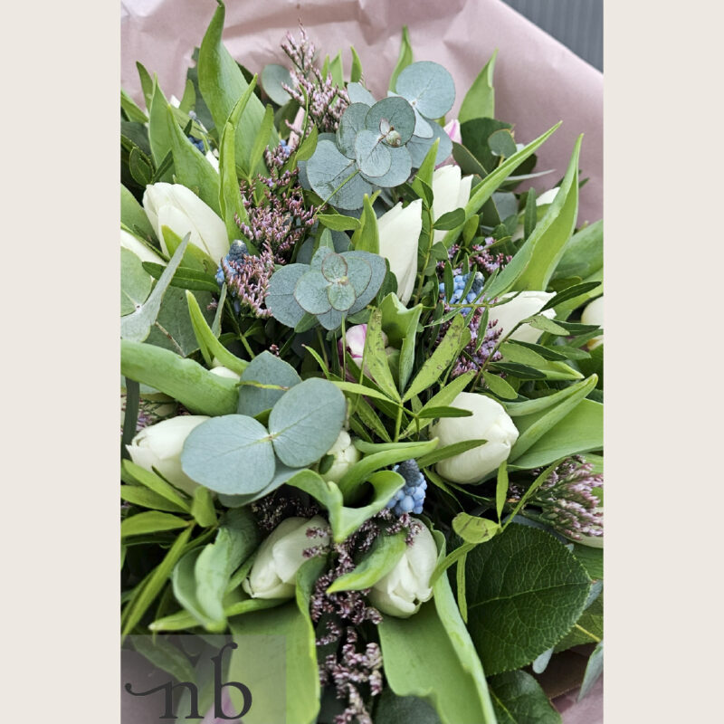 Håndbundet buket fra lokal blomsterhandler leveret planlagt i Hillerød