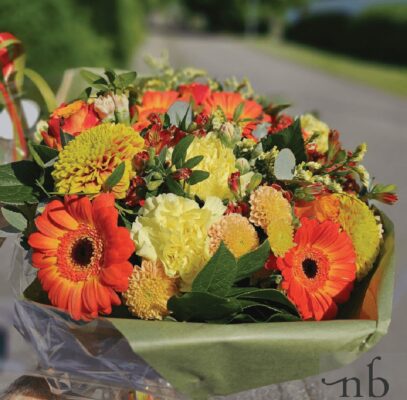 Halloween buket i orange og lilla med eukalyptus og sort bånd, leveret planlagt og sikkert til døren