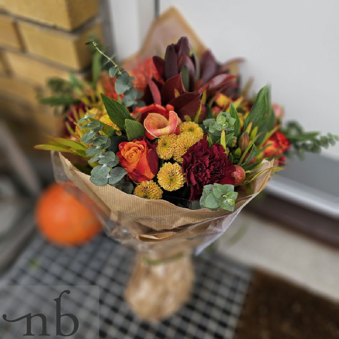 Levering af Halloween blomster i orange og lilla med sort bånd, pakket nænsomt og leveret planlagt og sikkert