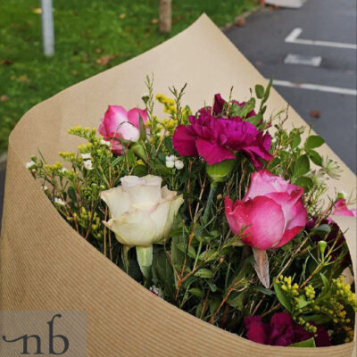 Håndbundet buket i sæsonens farver leveret planlagt i Hillerød