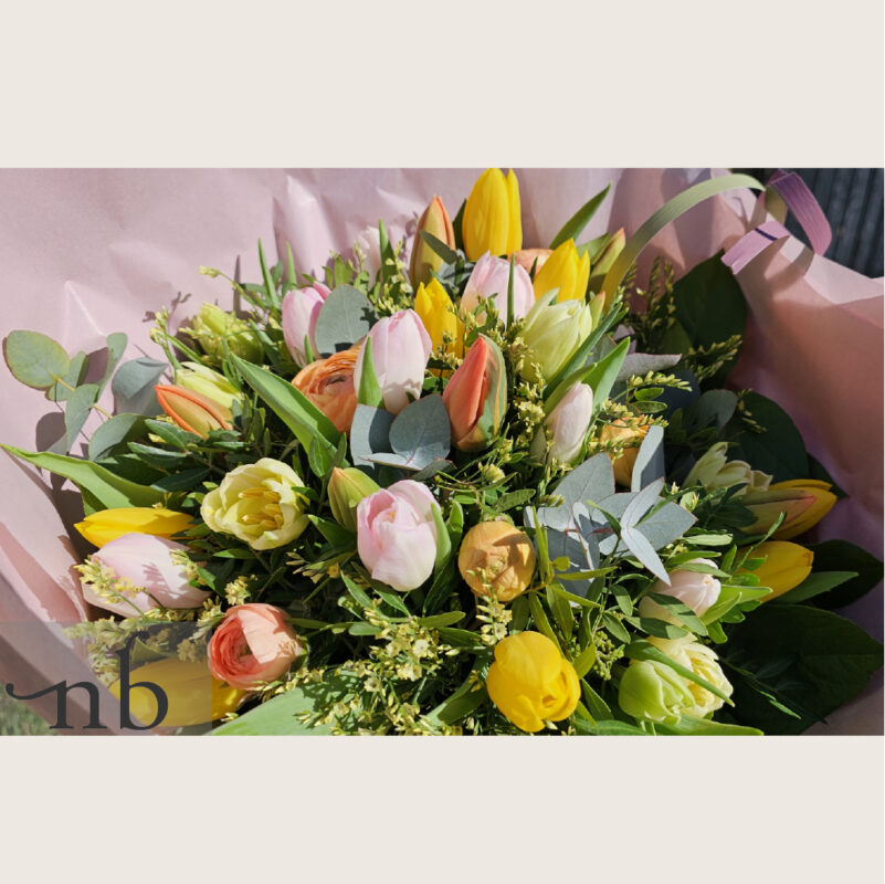 Moderne buket i hvid og rosé med eucalyptus, pakket nænsomt og leveret planlagt i Greve