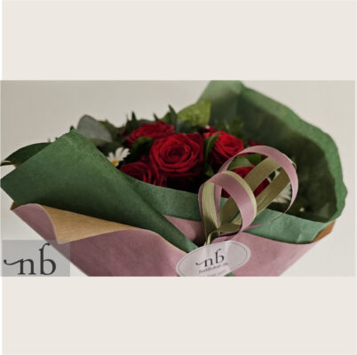 Moderne buket i hvid og rosé med eucalyptus, leveret planlagt i Rødovre