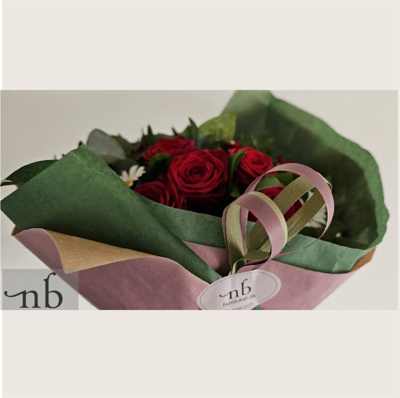 Moderne buket i hvid og rosé med eucalyptus, leveret planlagt i Rødovre