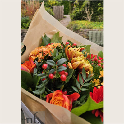 Moderne buket i hvide og grønne nuancer, leveret planlagt og sikkert i Greve