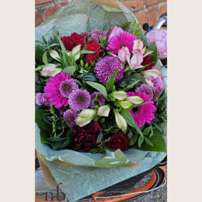 Moderne buket i hvide og rosé nuancer med eucalyptus, leveret planlagt i Rødovre