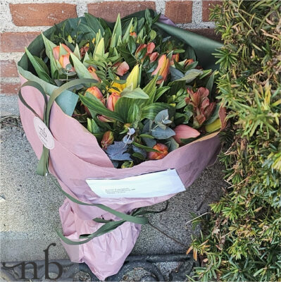 Moderne buket i hvid og grøn med eucalyptus, leveret planlagt i Rødovre