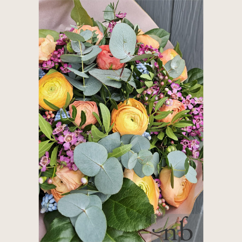 Moderne buket i hvid og grøn med eucalyptus, pakket nænsomt og leveret planlagt og sikkert i Greve