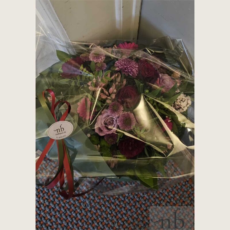 Moderne buket i hvid og rosé med eucalyptus, pakket nænsomt og leveret planlagt i Rødovre