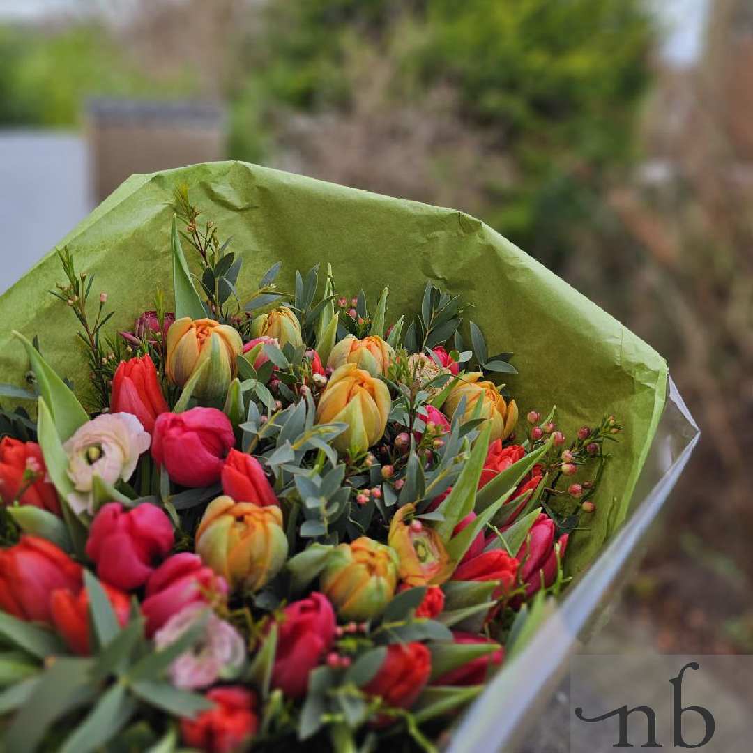 Moderne buket i hvid og rosé med eucalyptus, pakket nænsomt og leveret planlagt i Greve