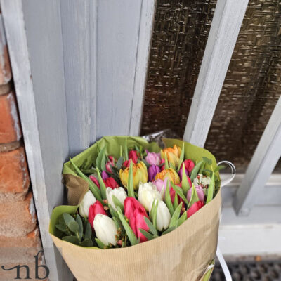 Smuk håndbundet buket fra Netbuket leveret i Rødovre