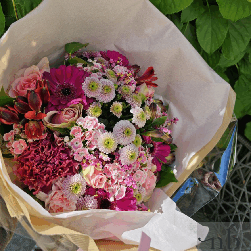 Friske blomster leveret i Ballerup – håndbundet buket fra NetBuket.dk