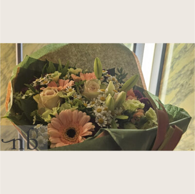 Håndbundet buket med friske blomster – bestil blomster i Albertslund hos NetBuket.dk.