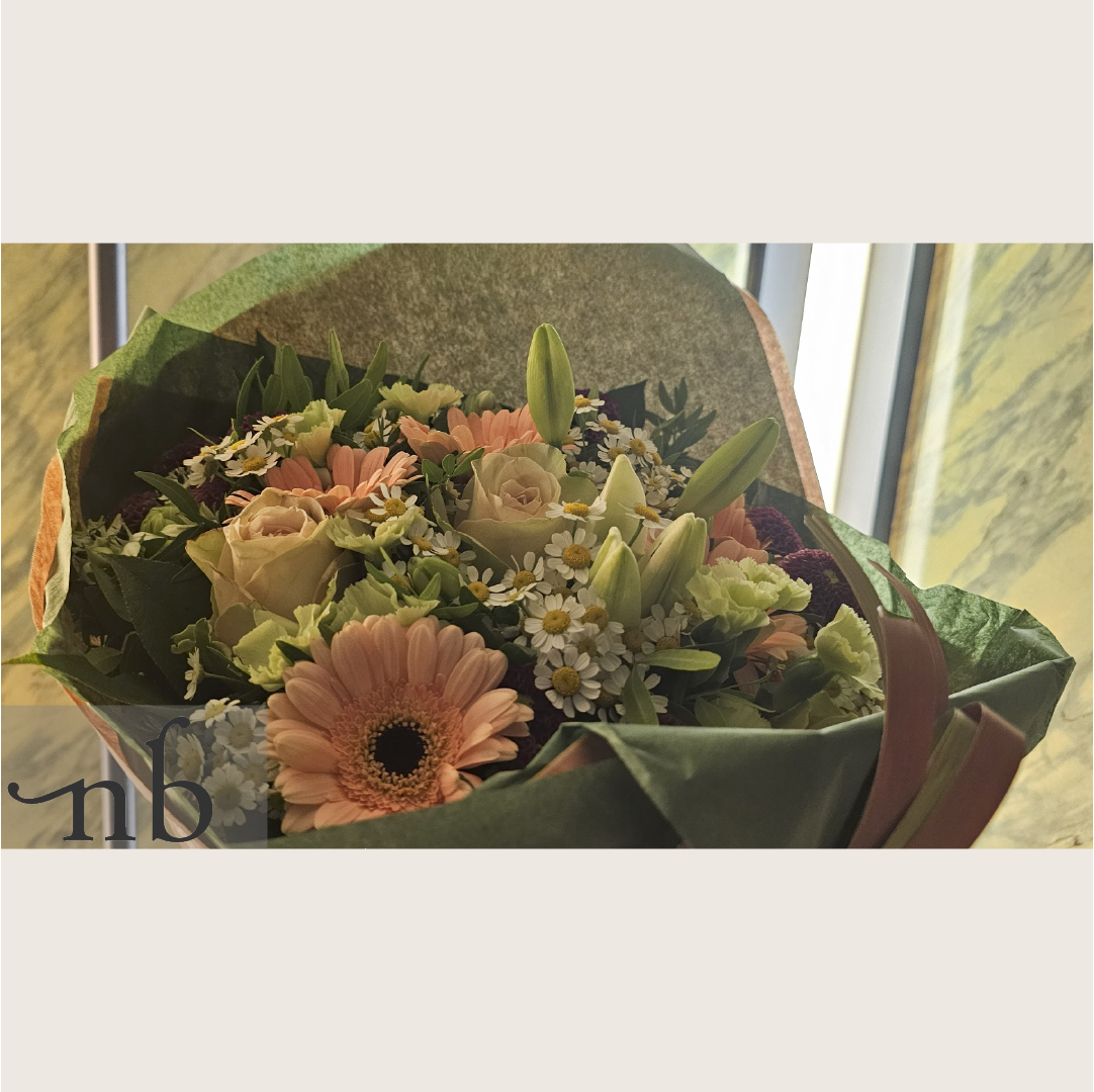 Håndbundet buket med friske blomster – bestil blomster i Albertslund hos NetBuket.dk.