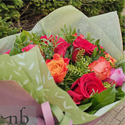 Frisk håndbundet buket fra NetBuket.dk – bestil blomster med levering i Ishøj