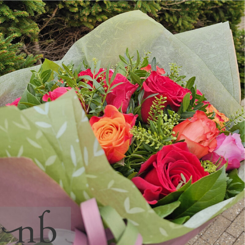 Frisk håndbundet buket fra NetBuket.dk – bestil blomster med levering i Ishøj