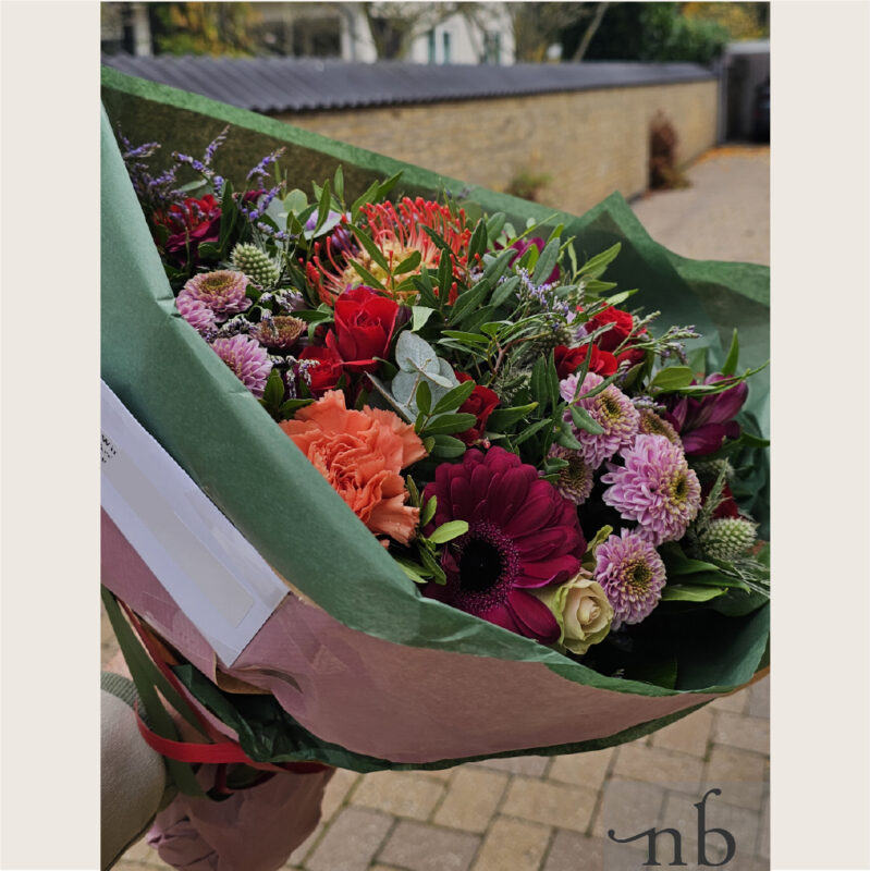 Håndbundet buket fra NetBuket.dk – friske blomster med levering i Albertslund.