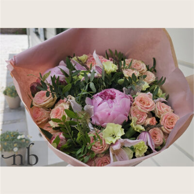 Frisk håndbundet buket fra NetBuket.dk – blomster med levering i Ishøj