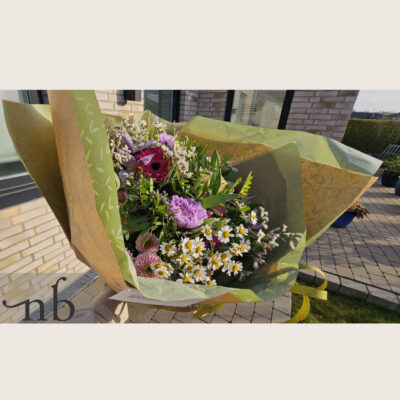 Frisk håndbundet buket – blomster i Kastrup (2770) med lokal levering fra NetBuket.dk.